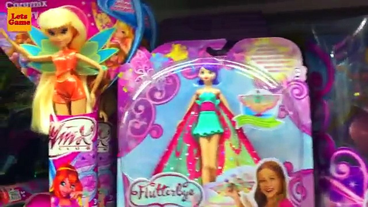 Poupées dans le Magasin de Jouets pour les Enfants