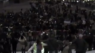 ΑΠΙΣΤΕΥΤΟ ! Hundreds of French dancing Sirtaki to support the Greeks (12-02-12).mp4
