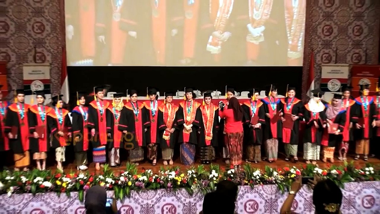 Lulus Cum laude, Donita Akan Jadi Pegawai Kantoran?