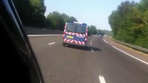 Une voiture zigzag sur l'autoroute A8