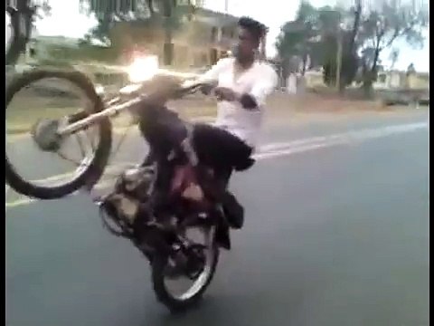 Bike Wheeling Ka ANJAAM....One Wheeling Accident Watch Video