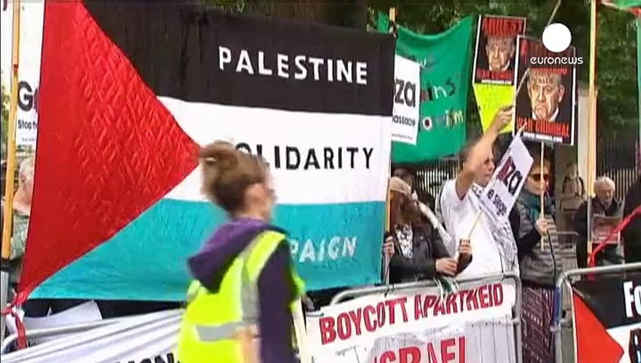 Scuffles near Downing Street ahead of Israeli P...