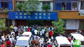 内江暴力执法酿群体冲突 数千人掀车砸派出所打警察