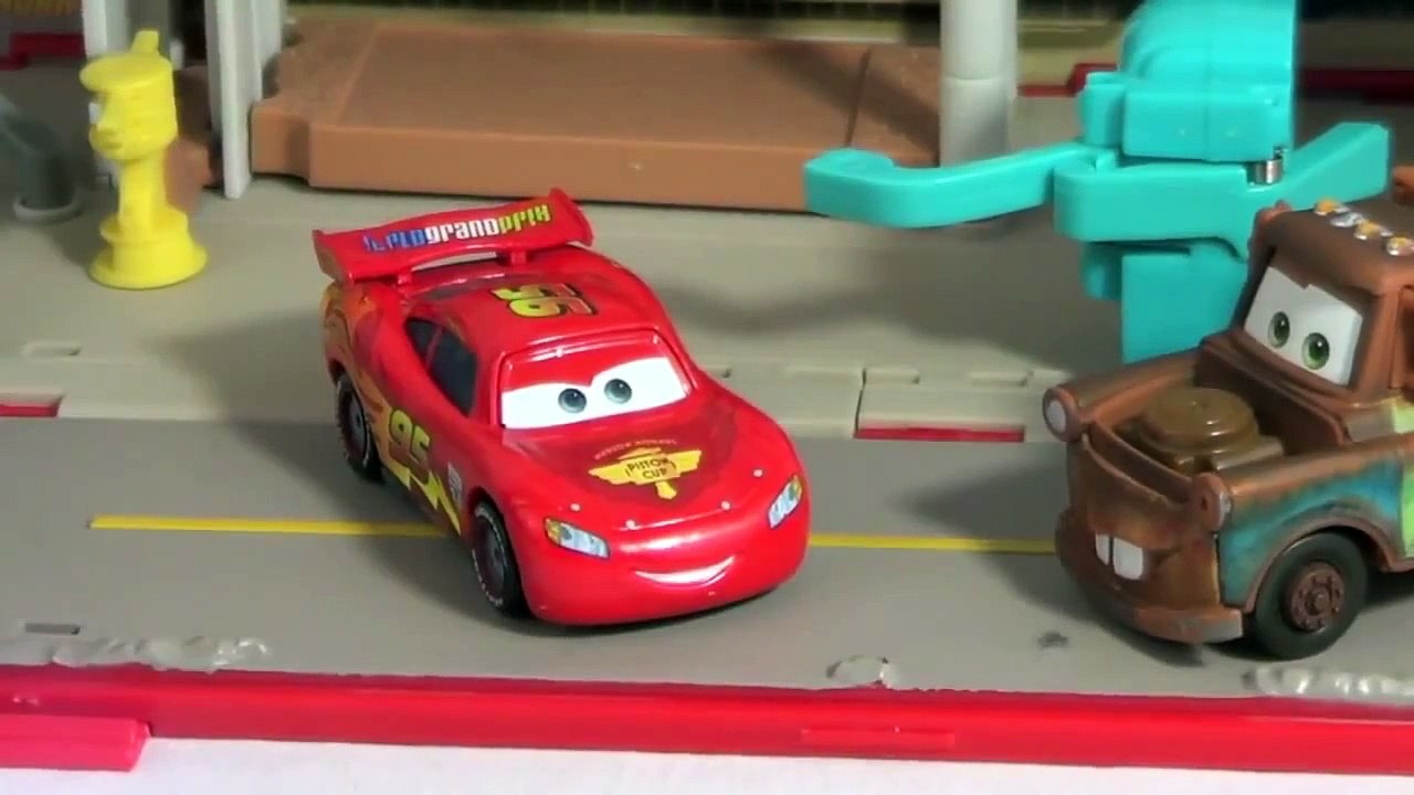 Play Doh Tractor Pies Disney Cars Mater and Lightning Tractor Tipping Frank Combine Vaction