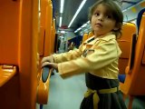 une petite fille qui joue la comédie dans un train autorail