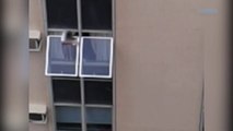 Internauta registra mulher se arriscando em janela de apartamento em Vitória