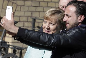 A Berlin, Angela Merkel fait des "selfies" avec les réfugiés