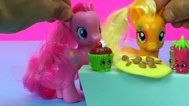 My Little Pony Applejack Bakes for Pinkie Pie MLP and Shopkins
