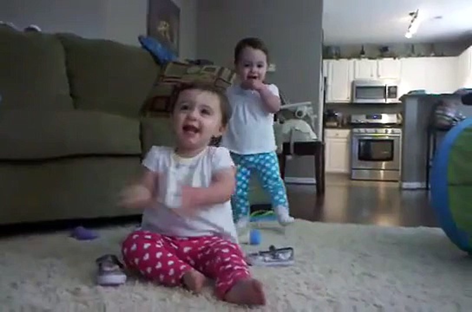 ⁣Lilly and Emma boogie to Baby Einstein