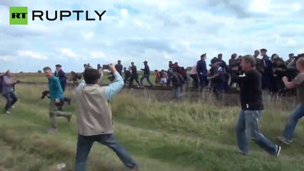 女性カメラマンが難民の子どもを蹴る衝撃映像