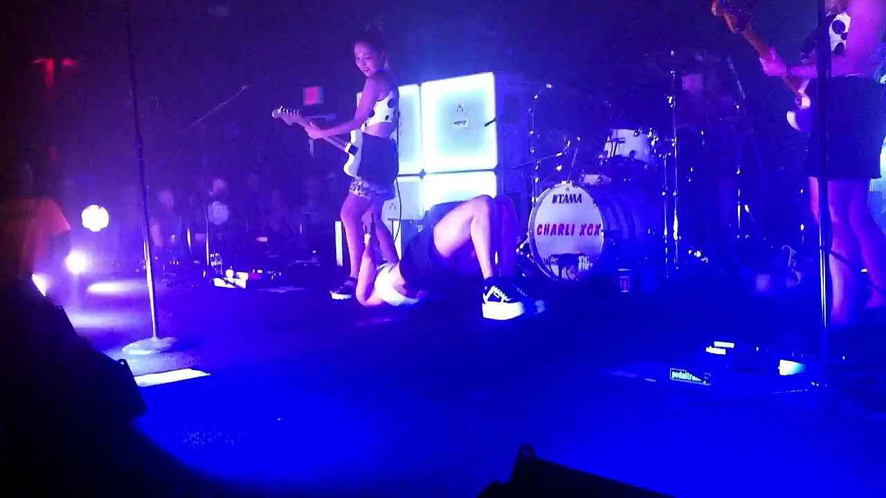 Charli XCX - Mow That Lawn [LIVE]