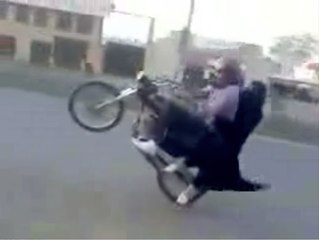 برقعہ پوش لڑکی کے ساتھ ون ویلنگ ، امیزنگ ویڈیو