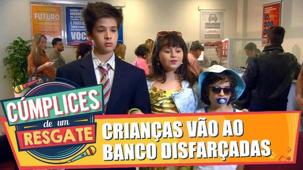 Crianças vão ao banco disfarçadas