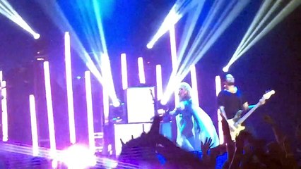 Papa Roach - Gravity Live Ft. (Maria Brink)