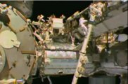 НАСА сняло НЛО (UFO spotted above astronaut as he repairs ISS).