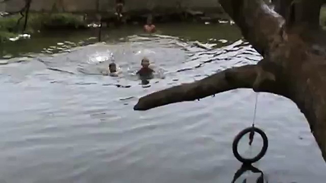 BOCAH  RENANG DI SUNGAI CISADANE