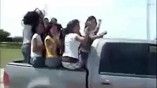 Chicas se caen de la camioneta - EPIC FAIL