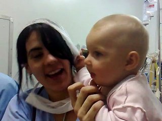 Criança fofalinda no centro cirúrgico da Santa Casa de Ribeirão Preto