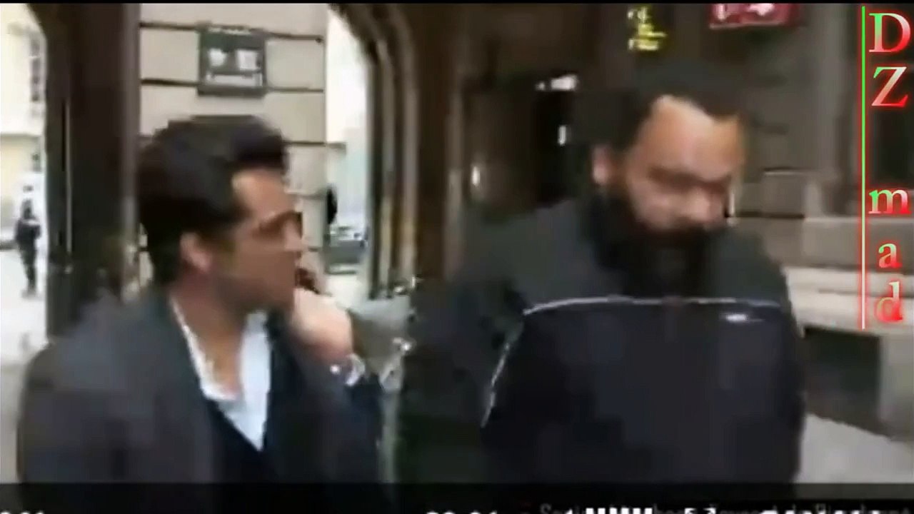 dieudonné glisse une petite quenelle en finesse à un journaliste "février 2015"