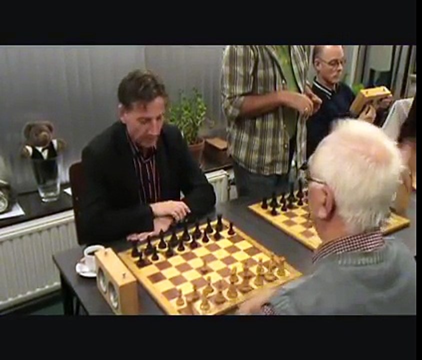 Wethouder op bezoek bij Revanche (schaken)