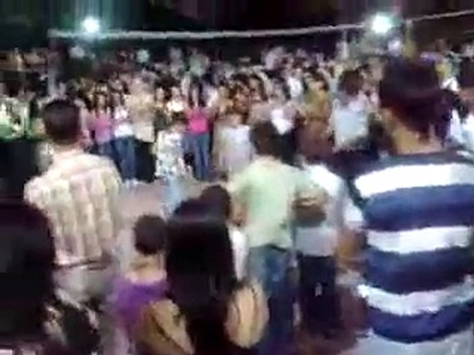 12 yaslarinda 2 kiz super cepki halay kurdish break dance !
