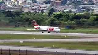 Fokker 100 da TAM decolando de GRU