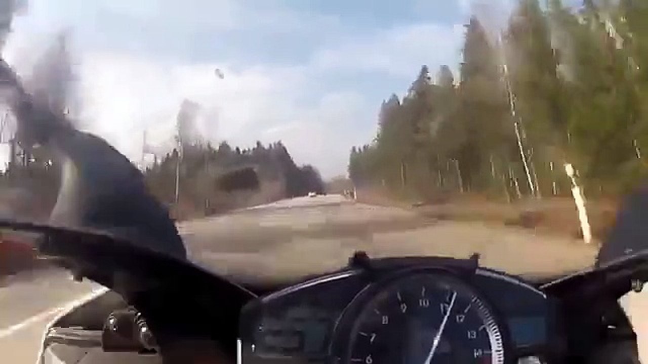 Байк не догнал мерс на 300 км/ч-The bike has not caught up with merc 300 km/h