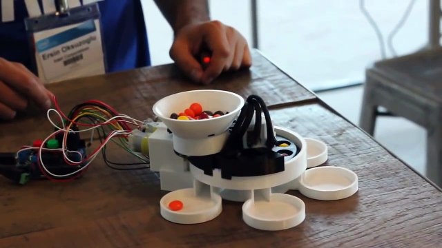 Il crée une machine qui trie les Skittles par couleur.