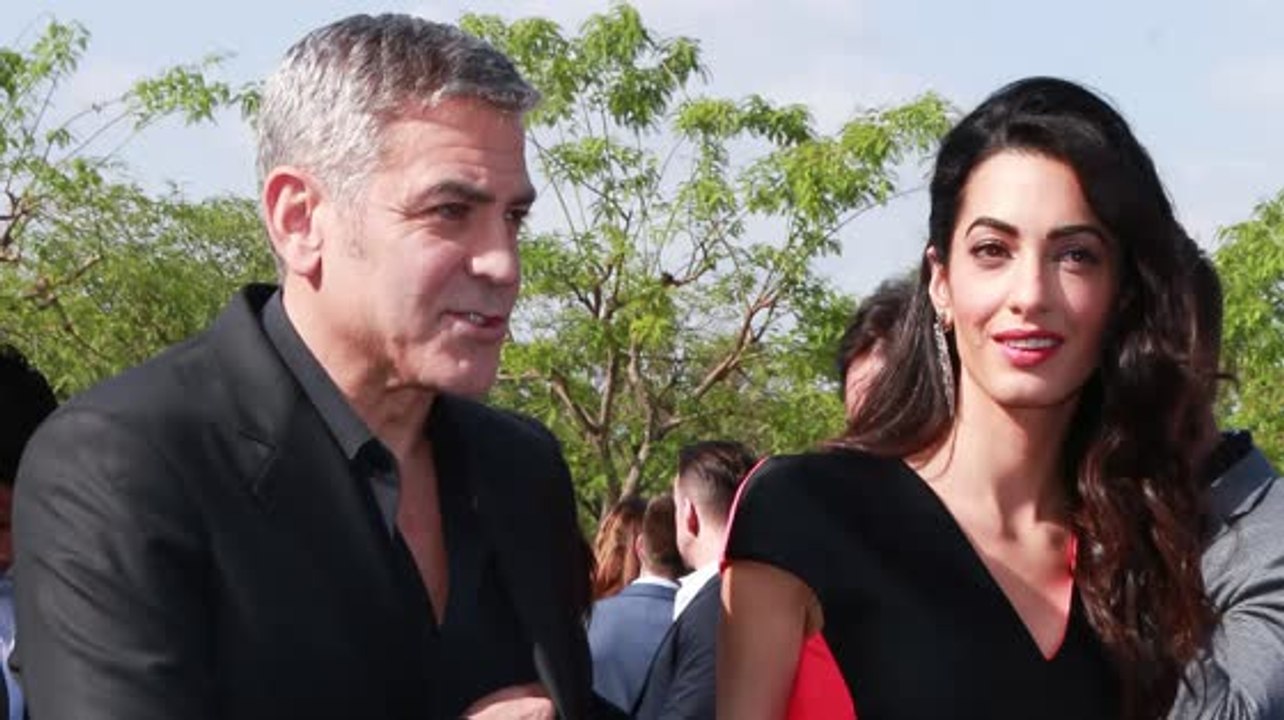 George clooney scherzt, dass er ein hübsches accessoire in seiner beziehung ist