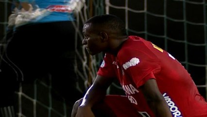 Équateur - Il met une volée à son gardien