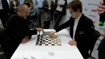 Magnus Carlsen fait une partie d'échecs en 30 secondes