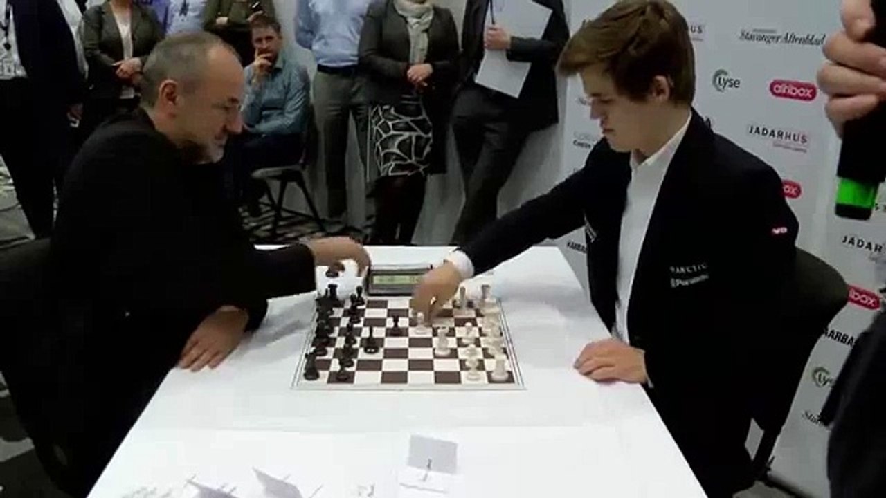 Magnus Carlsen fait une partie d'échecs en 30 secondes