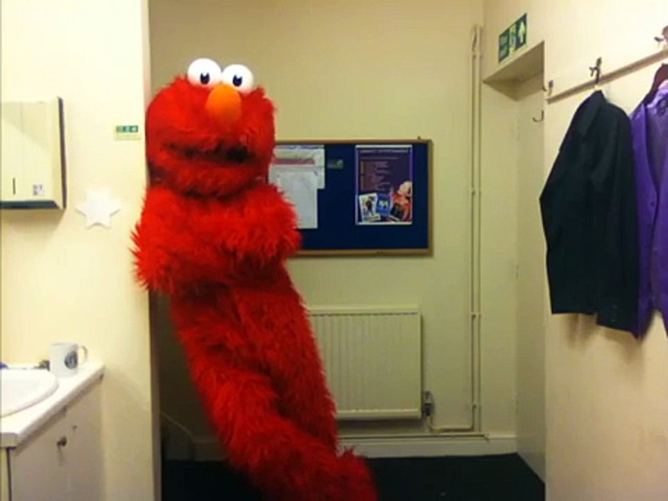 ELMO LOVES TO DANCE!