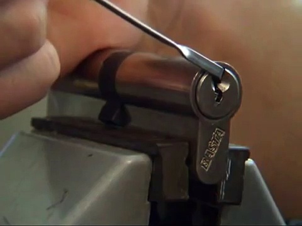 فتح القفل بدون مفتاح 1