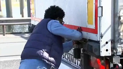 Calais migrant crisis_ Moment ma-cut