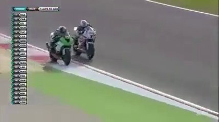 Fight en Superstock 600 à Imola entre l’italien Caricasulo et le Turc Razgatlioglu