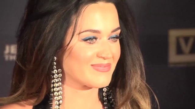 Katy Perry pose ses empreintes sur Hollywood Boulevard