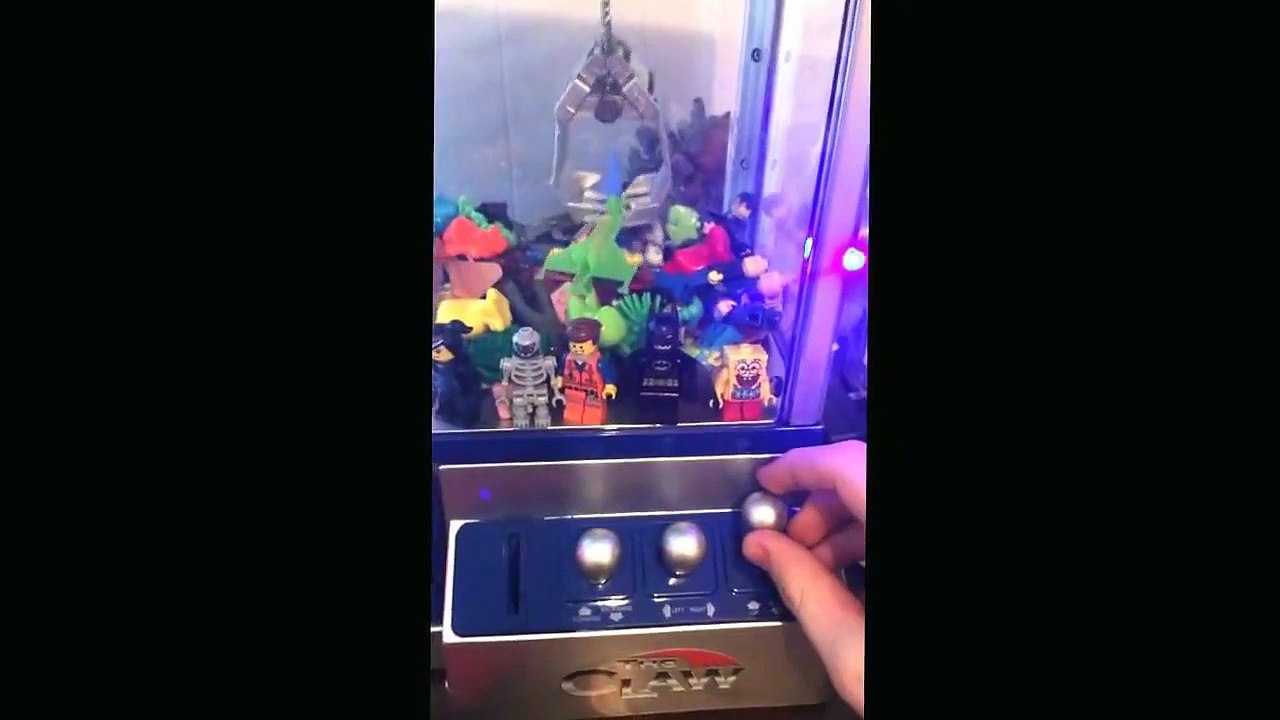 Mini claw machine