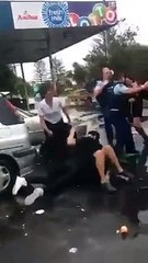 Police try to stop a group of girls fighting in New Zealand... LOL