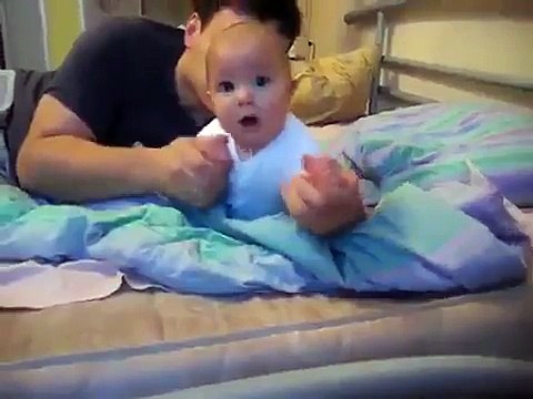 Отец с сыном играет