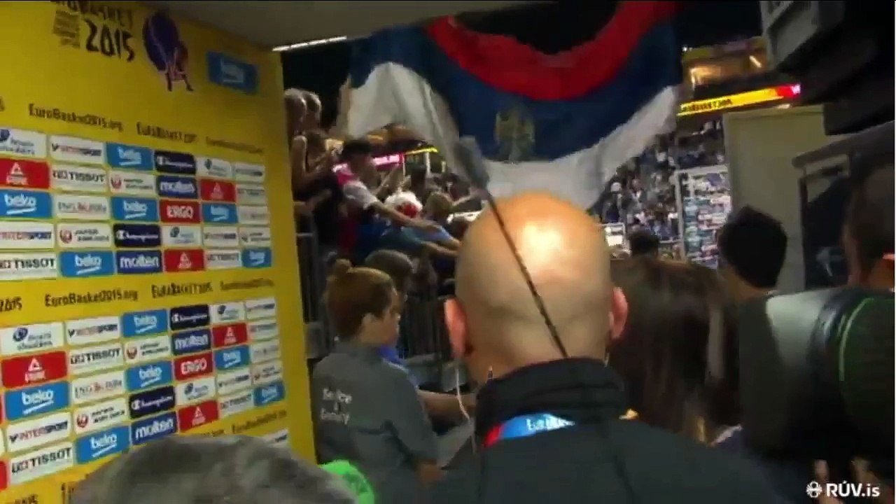 Español rompió bandera de Serbia y tuvo que pedir disculpas (VIDEO)