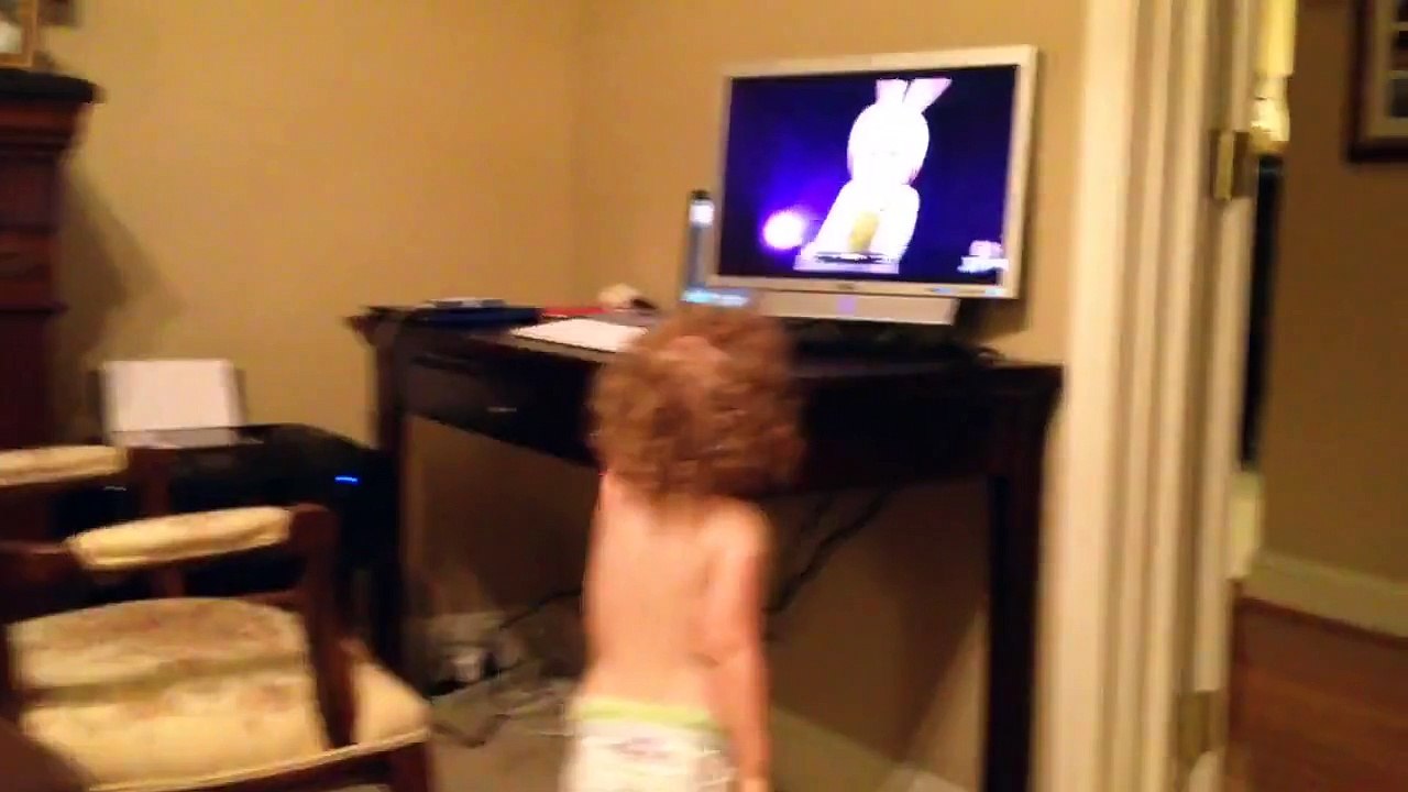 Dancing Toddler in Diaper to JibJab Easter parody video 'Everybody Dance Now' ...TOO FUNNY
