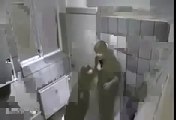 Tuvalette Kız İstediğini Alamayınca Çocuğu Dövüyor