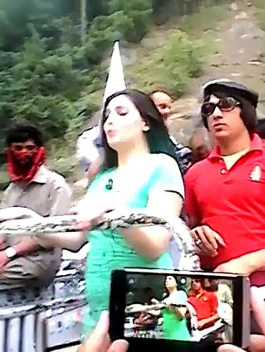 بچی کی بہادری دیکھیں ذرا