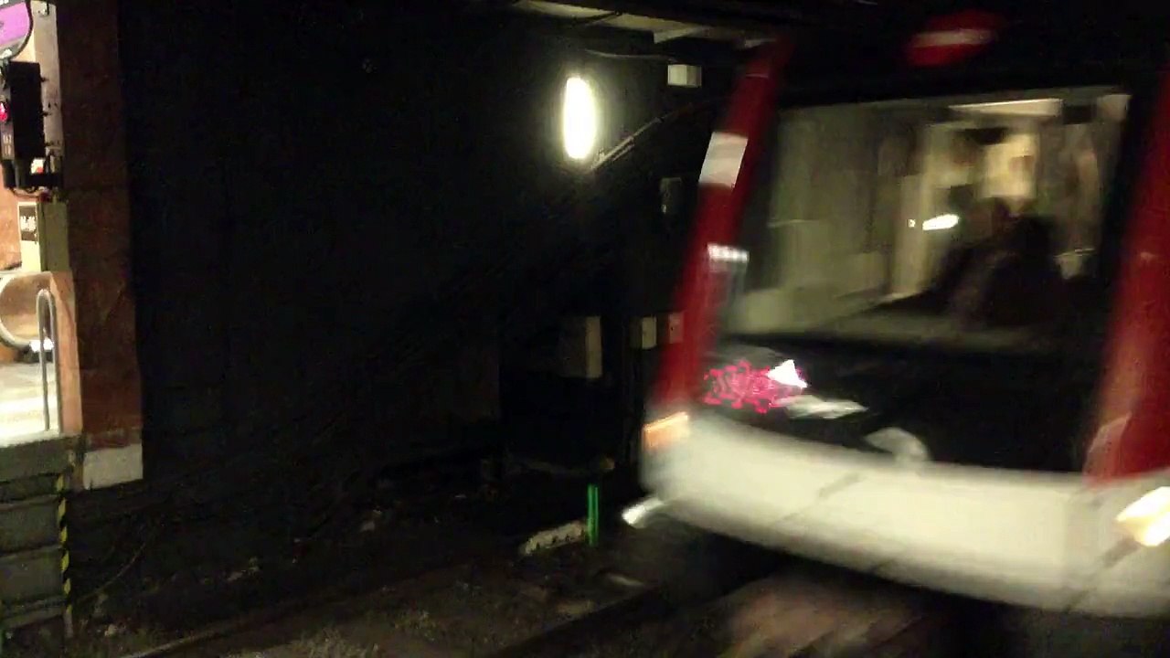 Riding Barcelona Metro L2 again (27/3/2013)