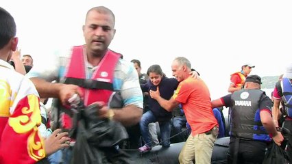 Download Video: Grèce: les arrivées de migrants continuent à Lesbos