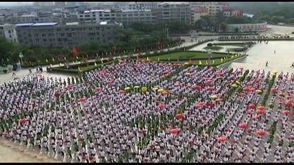 Nearly 3,000 people break umbrella carrying display record