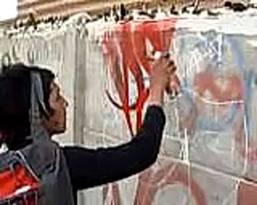 colea asiendo un perros kon lata