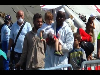 Descargar video: Napoli - Migranti, De Magistris attacca Renzi: 