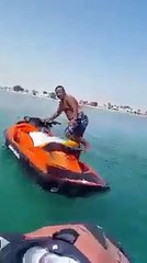 Adamın eliyle yakaladığı balığa inanamayacaksınız!!!